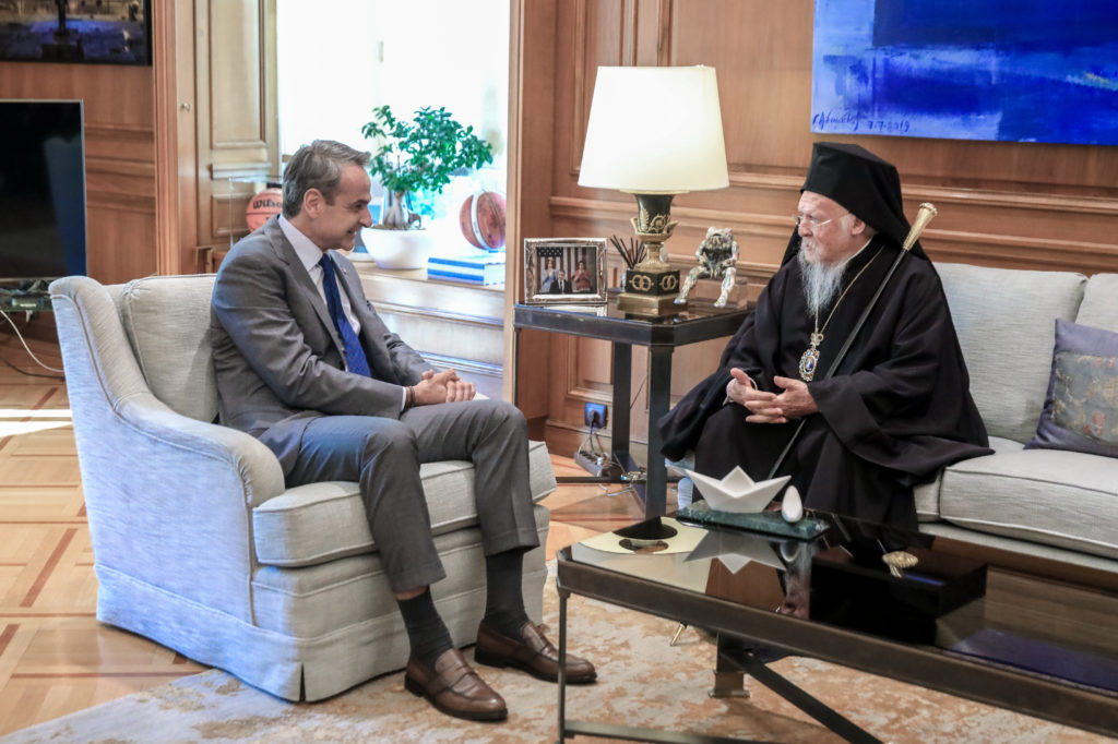 Συνάντηση Μητσοτάκη με τον Οικουμενικό Πατριάρχη στο Μαξίμου – Στην ατζέντα οι φυσικές καταστροφές στην Ελλάδα και οι εξελίξεις στη Μέση Ανατολή