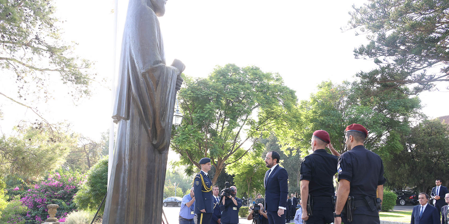 Ο Νίκος Χριστοδουλίδης κατέθεσε στεφάνι στον ανδριάντα του Αρχιεπισκόπου Μακαρίου Γ’