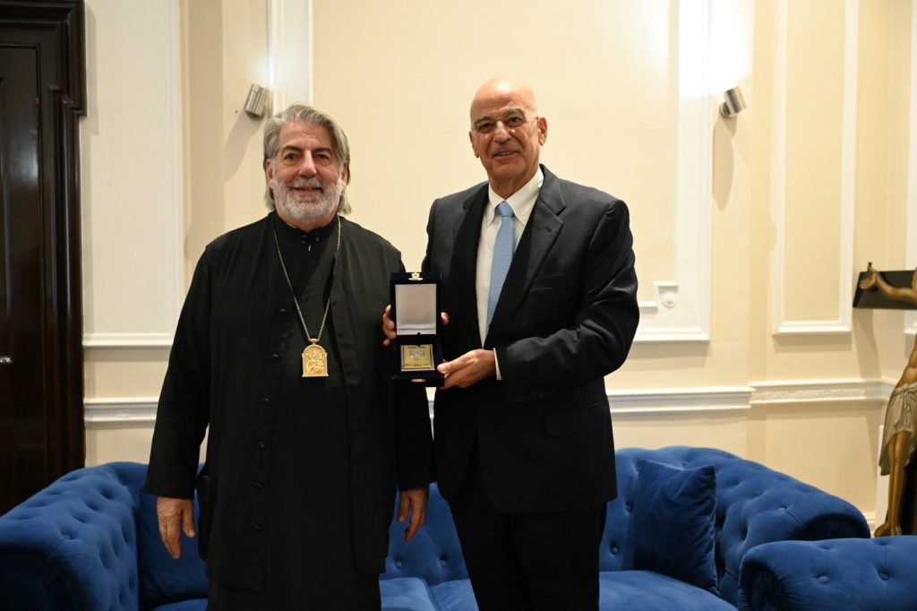 Συνάντηση του Αρχιεπισκόπου Θυατείρων με τον Νίκο Δένδια στο Λονδίνο