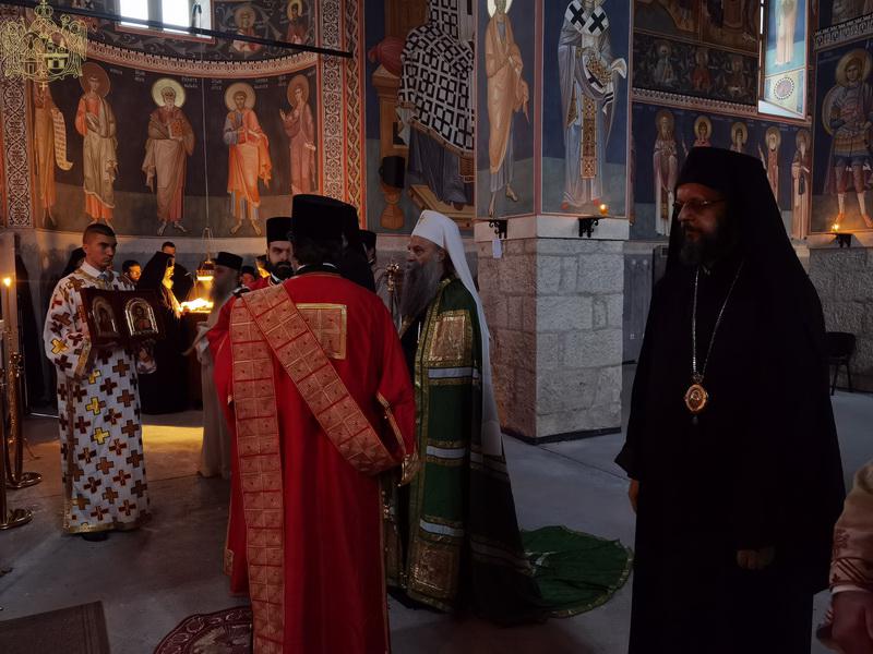 Патријарх српски Порфирије служио у Светоархангелском манастиру у Ковиљу
