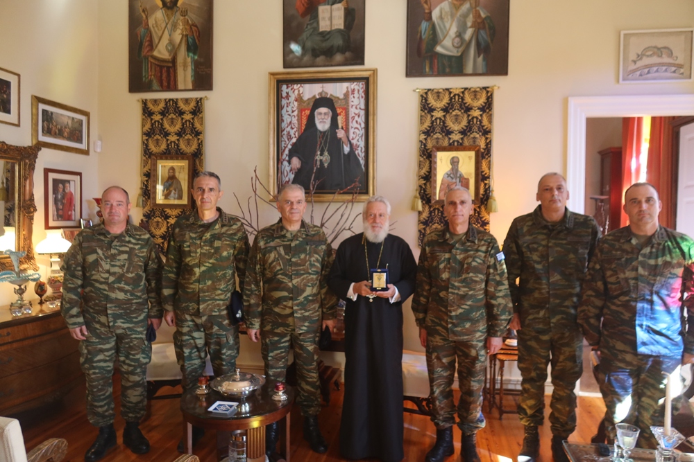 Eθιμοτυπική επίσκεψη του Γενικού Επιθεωρητή Στρατού στον Μητροπολίτη Σύρου
