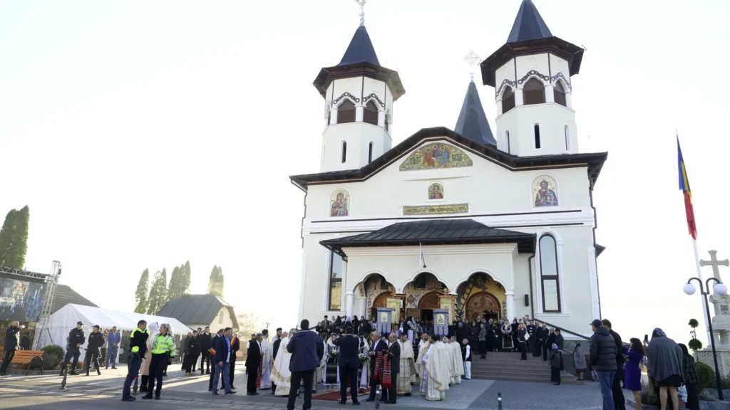 După aproape trei decenii: A fost sfințită impunătoarea biserică „Sfânta Treime” de la Întorsura Buzăului