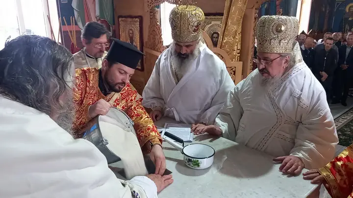 Mitropolitul Basarabiei și Episcopul de Bălți au sfințit o biserică dedicată Sfinților Împărați Constantin și Elena