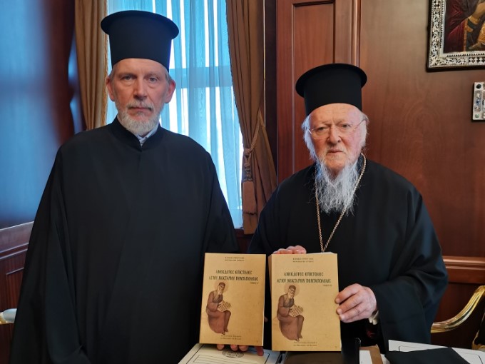 Επίδοση δίτομου έργου για τον Άγιο Νεκτάριο στον Οικουμενικό Πατριάρχη
