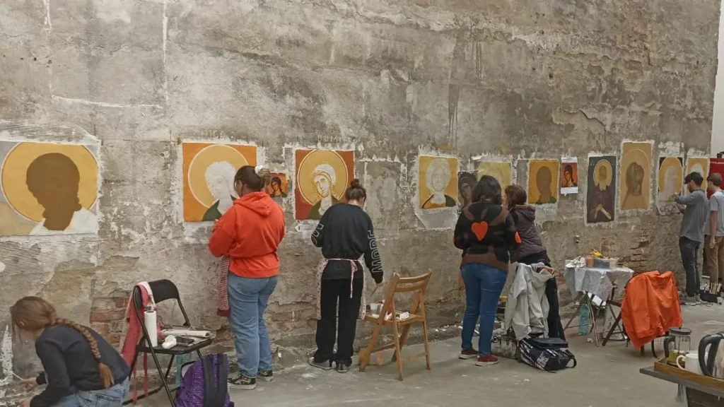 Studenții bucureșteni de la Artă Sacră au organizat un nou atelier de pictură în aer liber (în imagini)