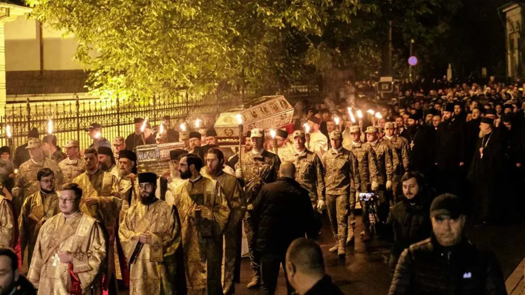 „Calea Sfinților” la Iași: 20.000 de pelerini au participat la procesiunea cu moaștele Sf. Parascheva (FOTO, VIDEO)