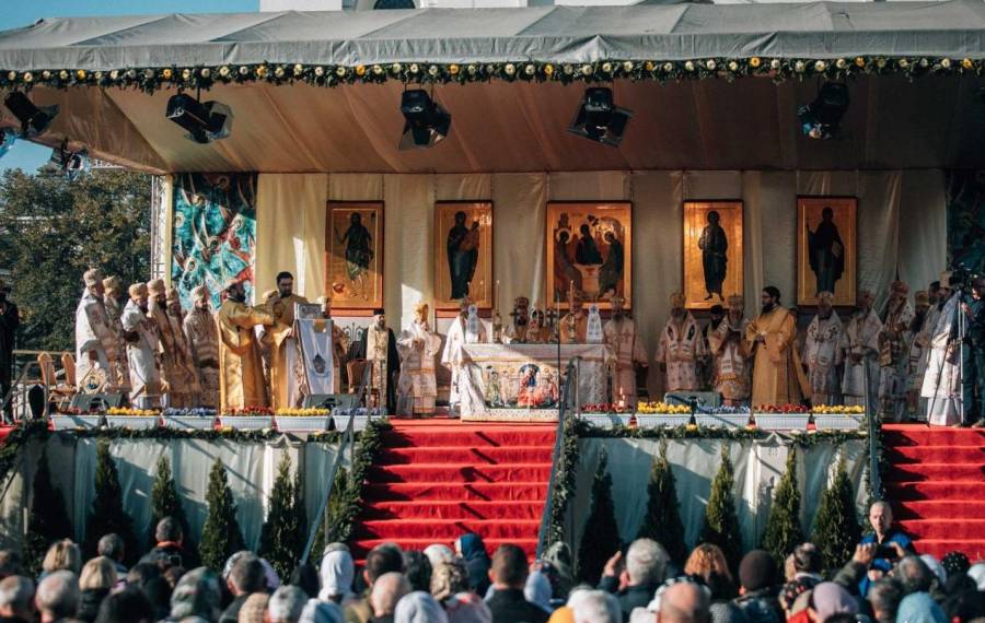 Архиереи от шест поместни църкви почетоха празника на св. Петка в Яш