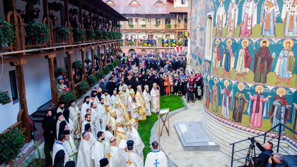 Peste 10.000 de pelerini au participat la sfințirea Mănăstirii Sihăstria Râșcăi