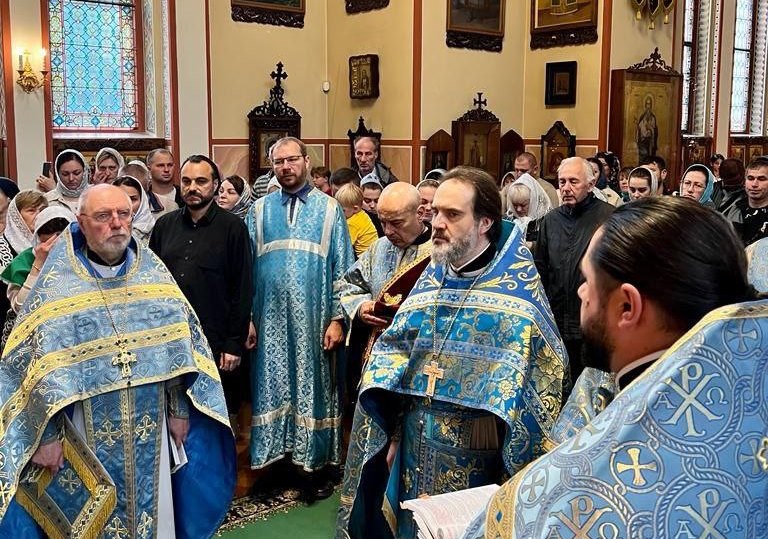 В праздник Покрова Богородицы заместитель председателя ОВЦС совершил Литургию на Подворье Русской Церкви в Карловых Варах