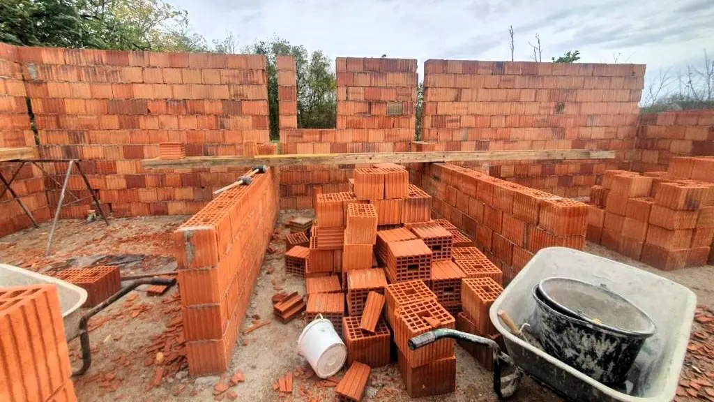Parohia Iosefin din Timișoara construiește o casă nouă pentru o familie cu cinci copii