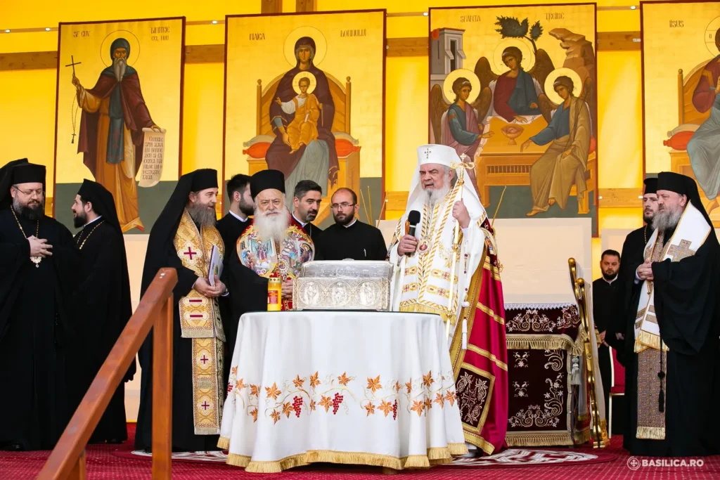 La finalul procesiunii Calea Sfinților, Patriarhul Daniel s-a rugat lui Dumnezeu pentru pelerini și cei afectați de război