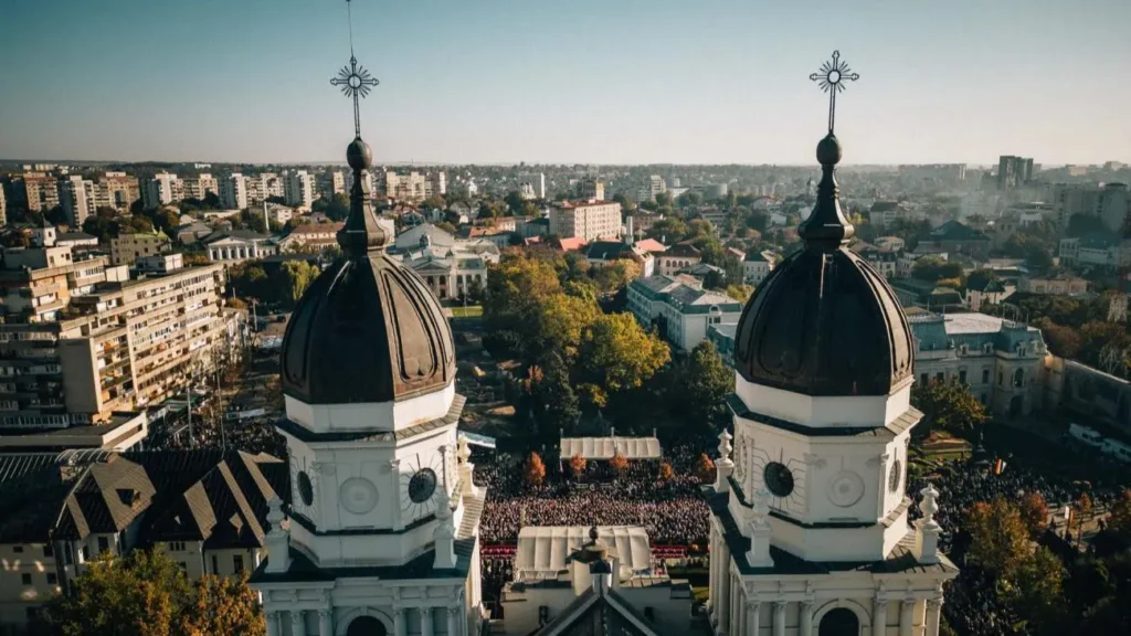 450.000 de pelerini au participat la hramul Sf. Cuv. Parascheva. Pelerinajul s-a desfășurat fără incidente majore