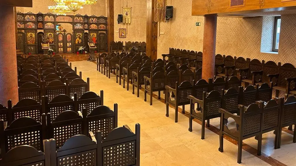 Departamentul pentru românii de pretutindeni ajută încă o parohie din Spania să își achiziționeze mobilier pentru biserică