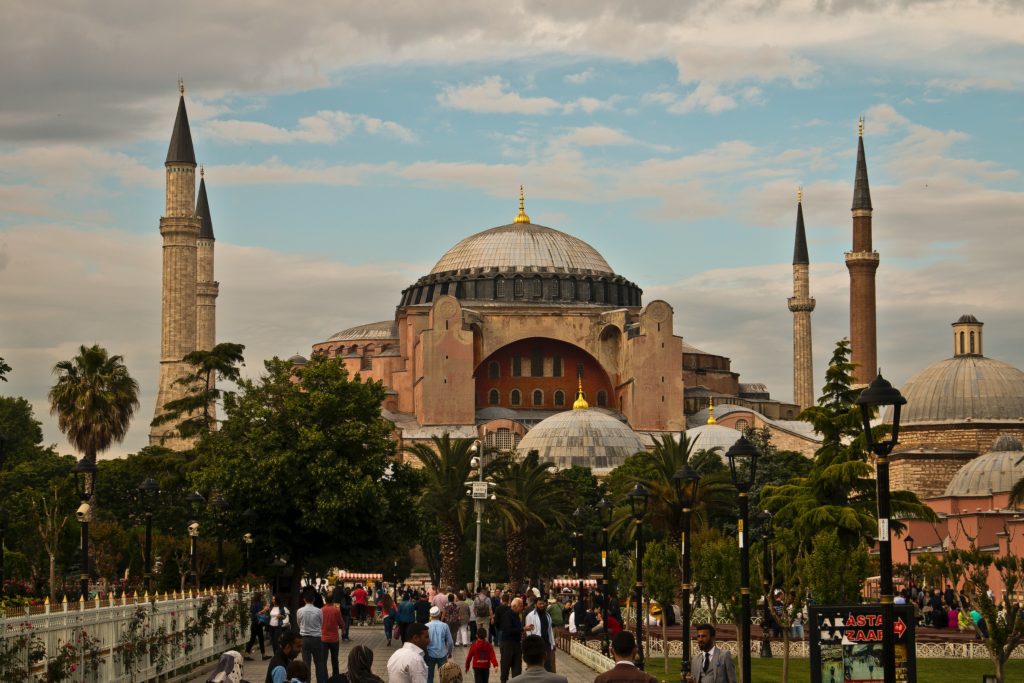 Συνεχίζεται η εργαλειοποίηση και η τουριστική “αξιοποίηση” της Αγιά Σοφιάς από την Τουρκία – Με εισιτήριο η επίσκεψη τουριστών από τον Ιανουάριο