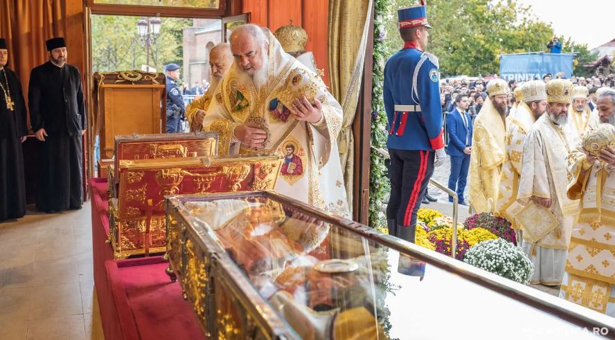 Moaştele Mucenicului Dimitrie şi moaştele Monahului Dimitrie sunt venerate la Catedrala Patriarhală din Bucureşti