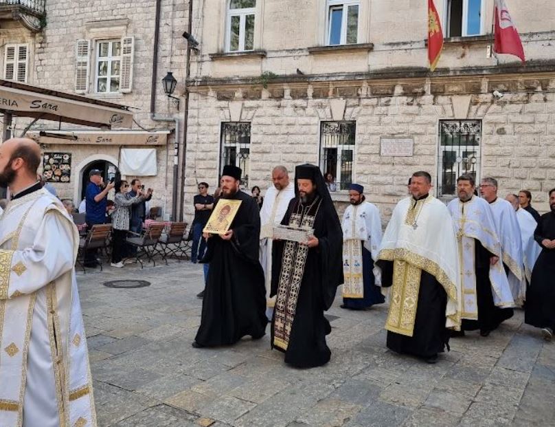 Μαυροβούνιο: Κλήρος και λαός υποδέχθηκαν την τιμία χείρα του Αγίου Σπυρίδωνα στο Κότορ