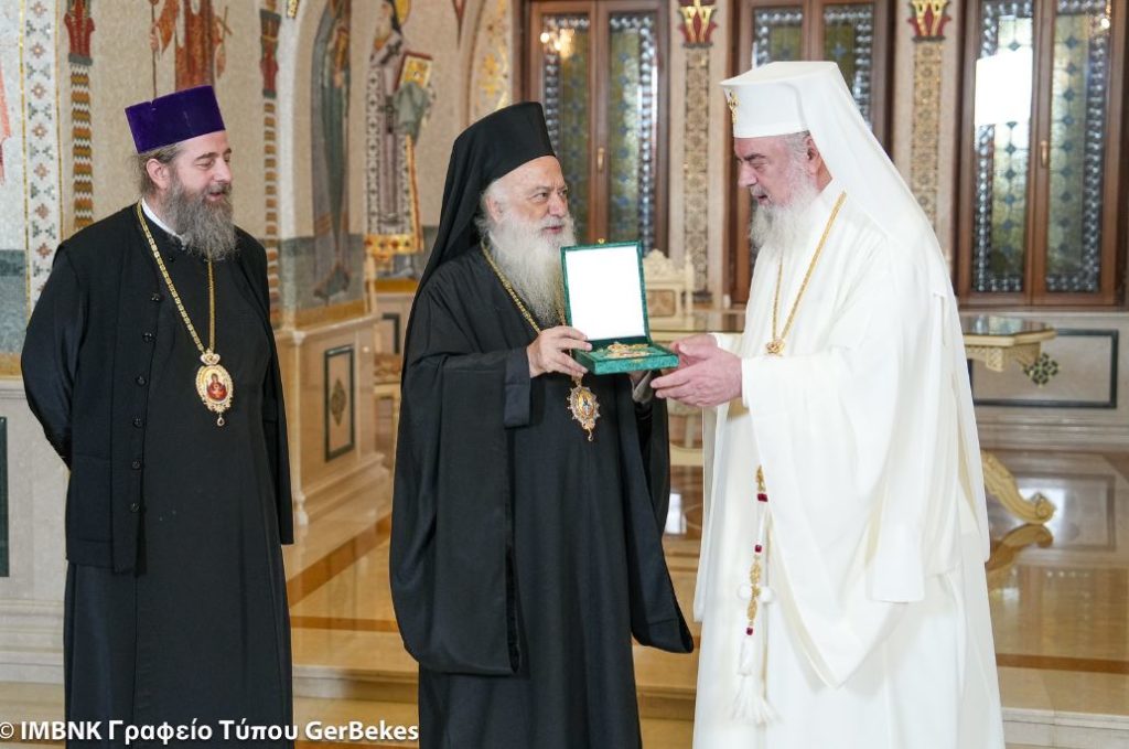 Απονομή οφικίου Αγίου Ιερομάρτυρος Νεοφύτου του Κρητός και το δώρο του Μητροπολίτη Βεροίας στον Πατριάρχη Δανιήλ