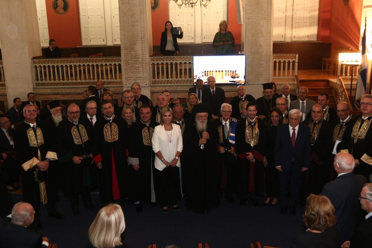 Ο Αρχιεπίσκοπος στην τελετή αναγόρευσης του Οδυσσέα-Ιωάννη Ζώρα σε επίτιμο διδάκτορα της Ιατρικής Σχολής