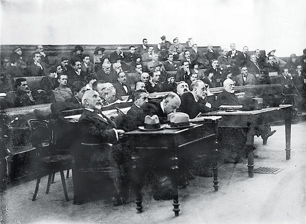 Σαν σήμερα το 1922: Ξεκινά η Δίκη των Έξι