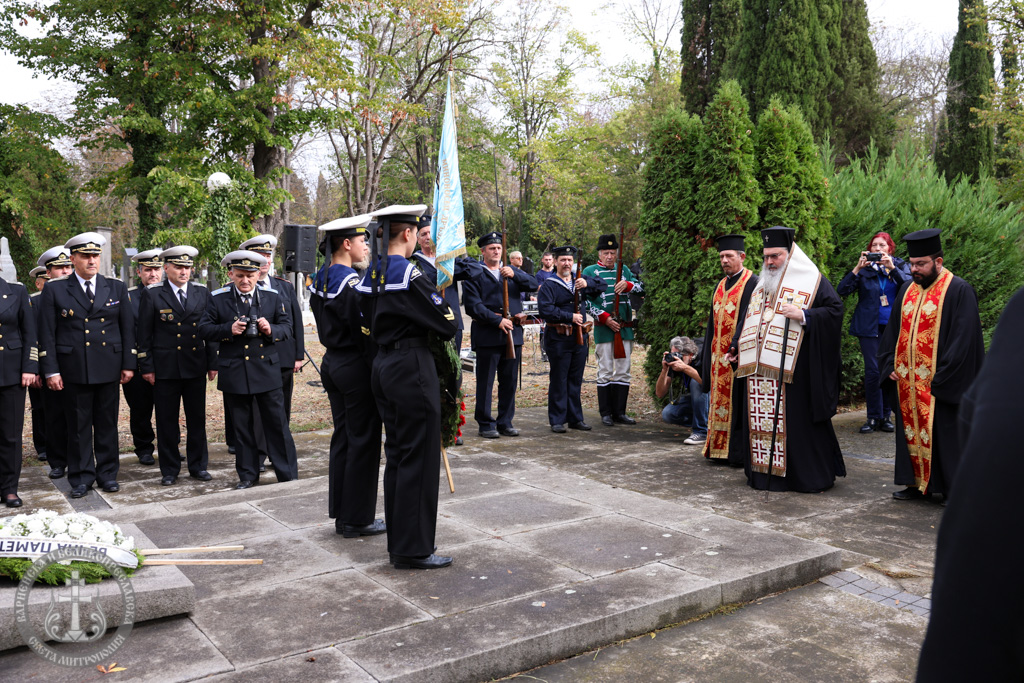 Заупокойни богослужения на Архангелова задушница в Старите варненски гробища