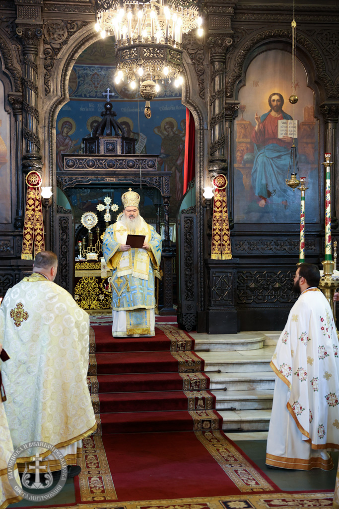 Архиерейска света Литургия на Въведение Богородично