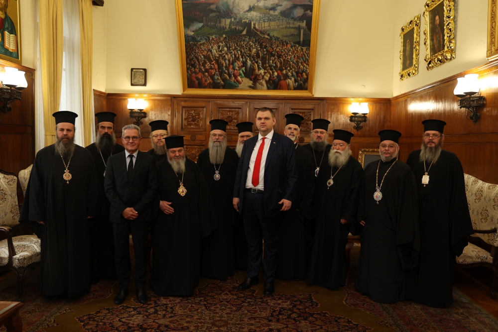 Среща на митрополитите от Св. Синод с председателя на ПГ на ДПС Делян Пеевски
