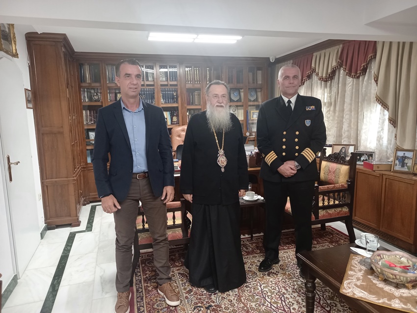 Ο απερχόμενος και ο νέος Λιμενάρχης Κορίνθου στον Μητροπολίτη Διονύσιο