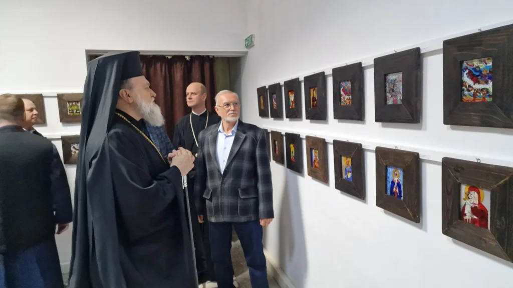 La Slobozia a fost vernisată o expoziție cu icoane pe sticlă pictate de elevi