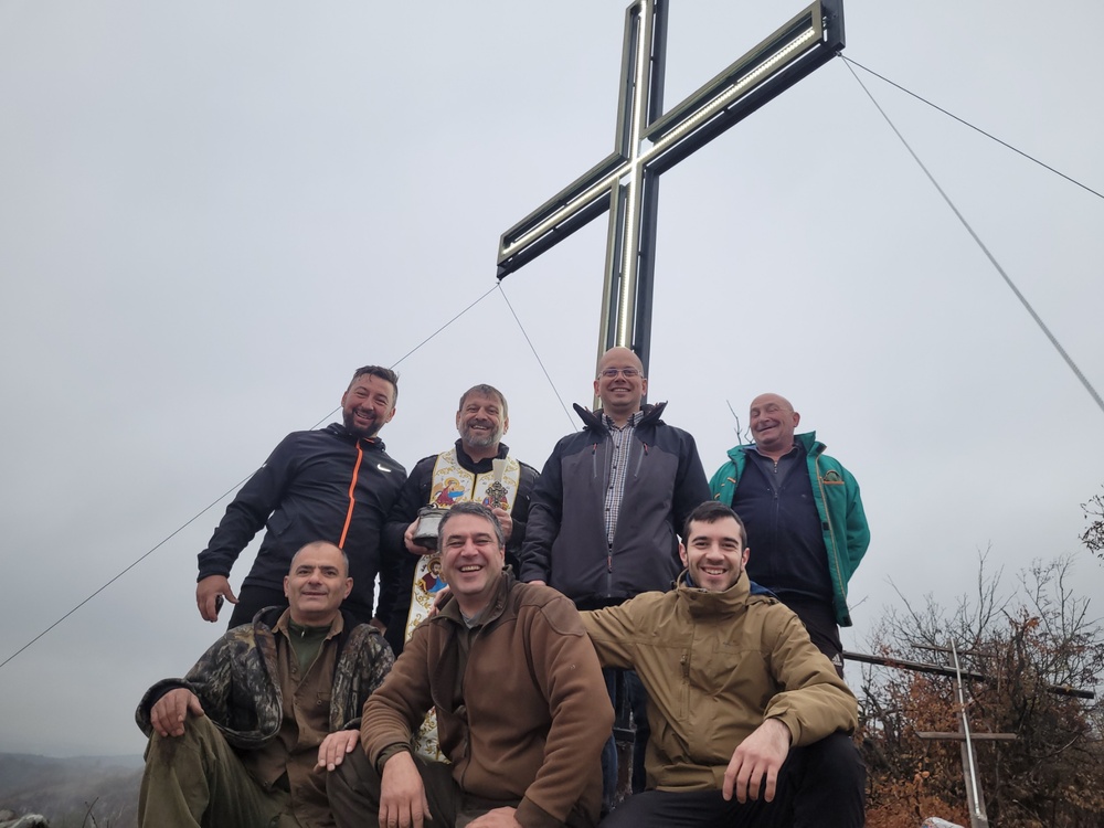 Четириметров метален кръст се издига над манастира „Света Богородица – Ястреб“ край Ловеч