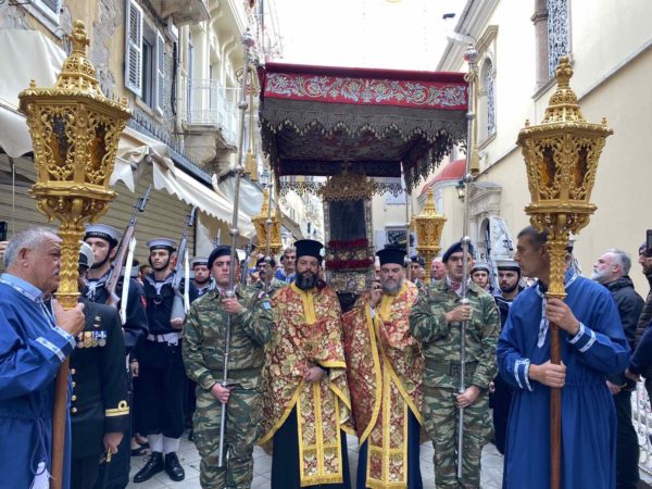 Η συγκινητική παρουσία των πιστών στην λιτανεία για το θαύμα του Αγίου Σπυρίδωνος στην Κέρκυρα