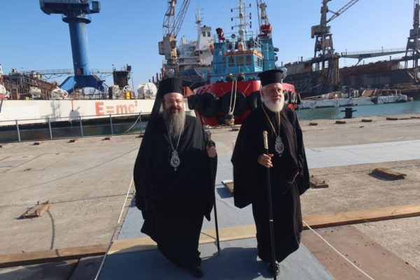 Οι Μητροπολίτες Σύρου και Μεγάρων στην εκδήλωση υπογραφής συμφωνίας χρηματοδότησης των Ναυπηγείων Ελευσίνας