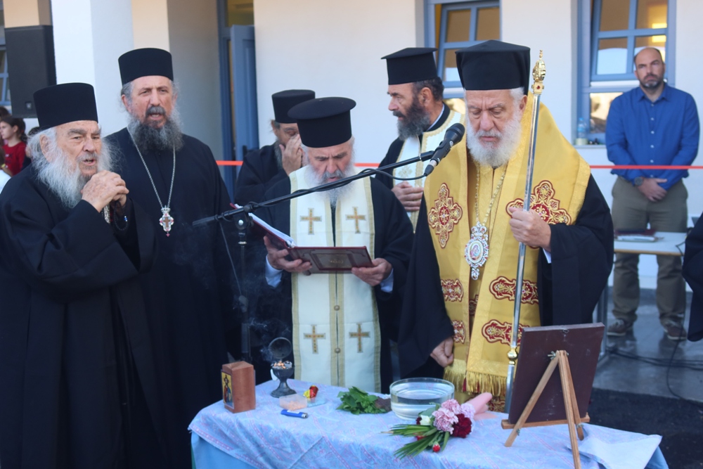 Ο Μητροπολίτης Σύρου στα εγκαίνια νέου, σύγχρονου Δημοτικού Σχολείου στη Χώρα της Άνδρου