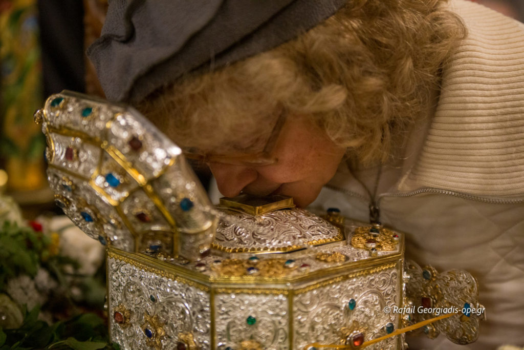 Με συγκίνηση οι πιστοί αποχαιρέτησαν την Τιμία Κάρα του Ιερού Χρυσοστόμου από την Αθήνα (ΒΙΝΤΕΟ)