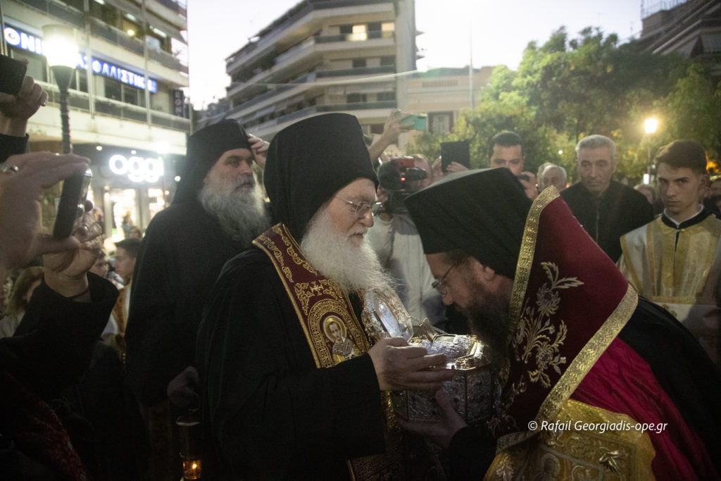 Φωτορεπορτάζ ope.gr: Στιγμές από την υποδοχή της Τιμίας Κάρας του Αγίου Ιωάννου του Χρυσοστόμου στο Αγρίνιο