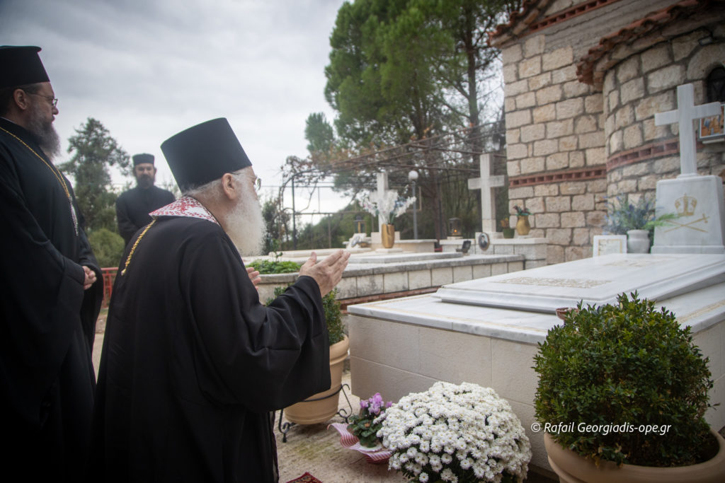 Τρισάγιο στον τάφο του μακαριστού Μητροπολίτη Αιτωλίας και Ακαρνανίας Κοσμά από τον Γέροντα Εφραίμ (ΒΙΝΤΕΟ – ΦΩΤΟ)