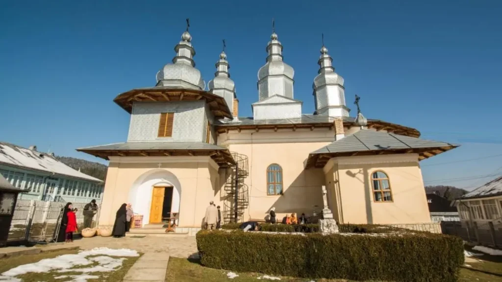 Mitropolitul Teofan va resfinți biserica din vechiul cimitir al Mănăstirii Văratec