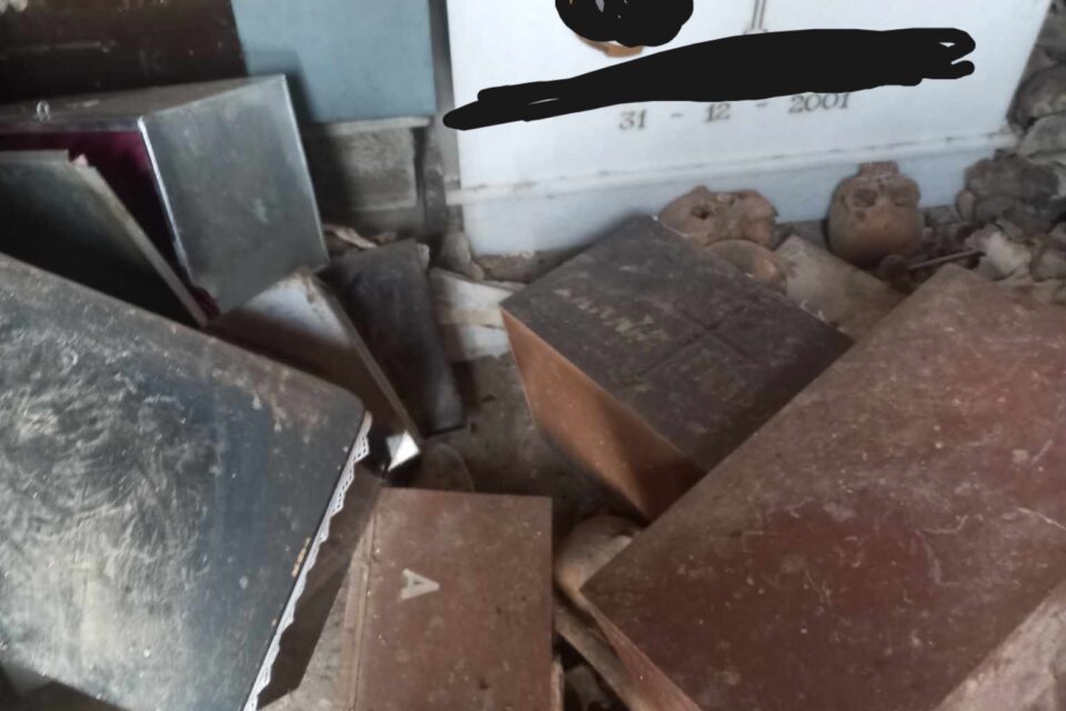 Εύβοια: Εικόνες ντροπής σε κοιμητήρια με πεταμένα σκουπίδια και οστά