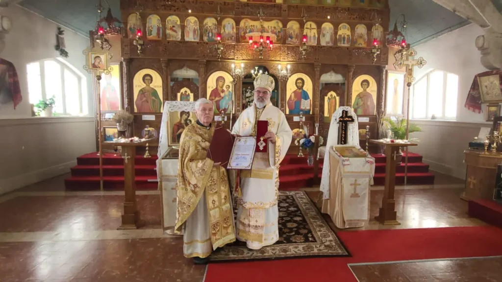 Preot din Canada, distins cu Crucea patriarhală la 43 de ani de slujire