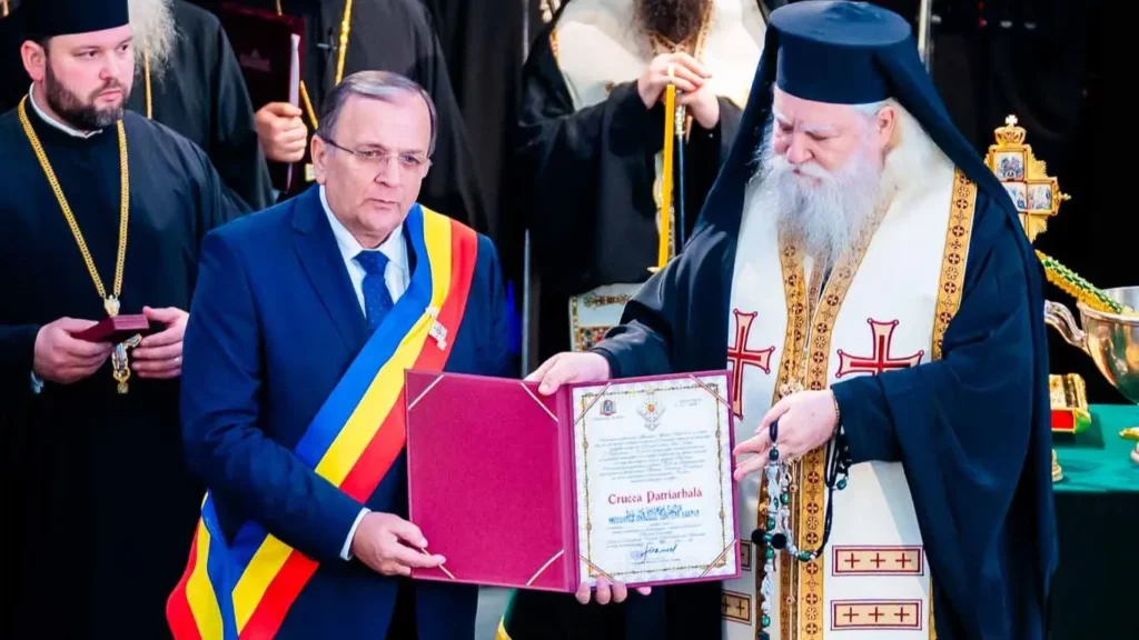 Președintele Consiliului Județean Suceava a primit cea mai înaltă distincție din Patriarhia Română