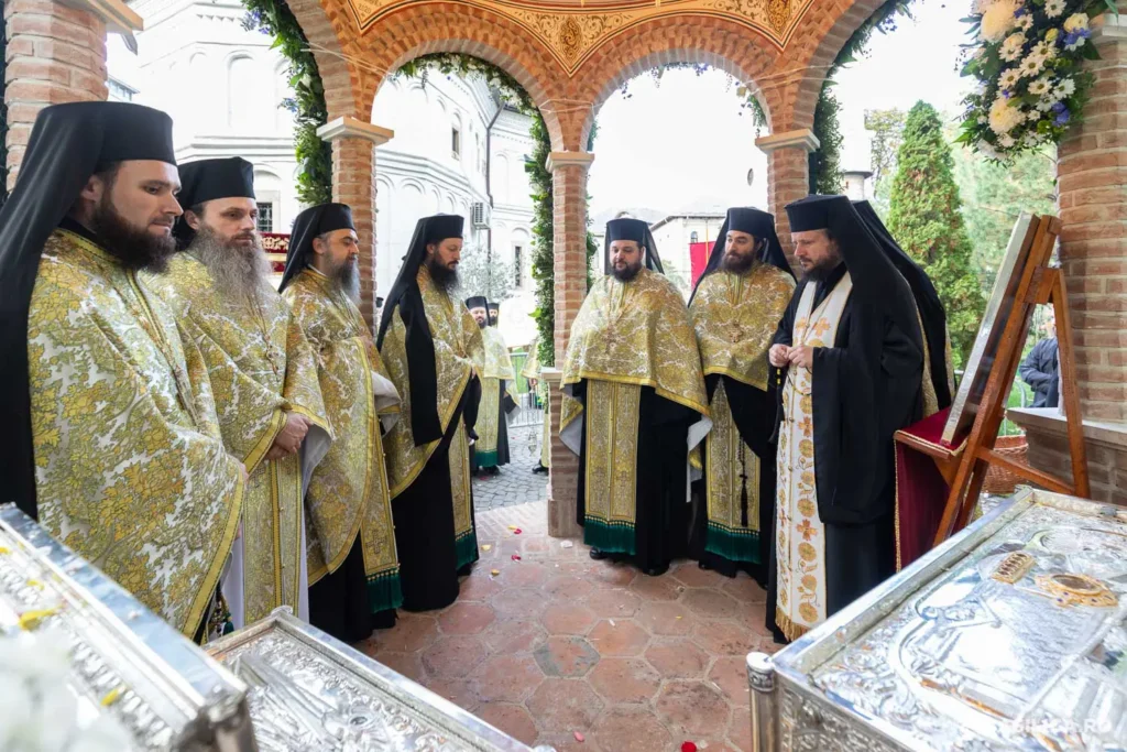 Moaștele Sf. Nectarie au fost scoase spre închinare la Mănăstirea Radu Vodă din Capitală