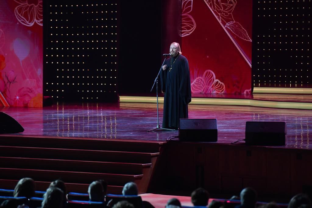 Председатель Патриаршей комиссии по вопросам семьи, защиты материнства и детства принял участие в торжественном вечере «Мать-героиня» в Государственном Кремлевском дворце