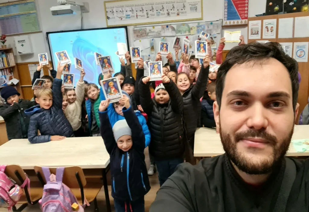 300 de elevi din Câmpulung-Muscel au primit cărți de rugăciune de la preotul psiholog Rafael Vintilă