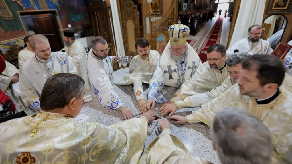 Episcopul Iustin a resfințit o biserică din Satu Mare la 50 de ani de la punerea pietrei de temelie