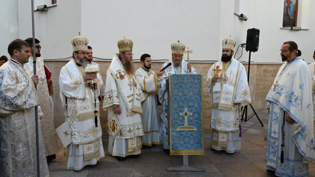 O nouă biserică în Deva: Mitropolitul Laurențiu a explicat semnificația slujbei de sfințire