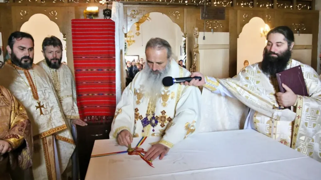 Mitropolitul Teofan a sfințit biserica dintr-o localitate ieșeană la care membrii comunității au lucrat 31 de ani