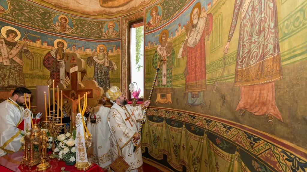 Pictura sacră, cunoaștere a lui Dumnezeu prin vederea icoanelor: PS Paisie Sinaitul a sfințit pictura unei biserici prahovene