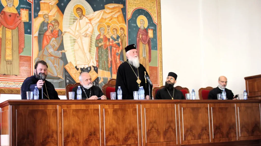 Simpozion dedicat cântăreților bisericești: Au încălzit mereu sufletele credincioșilor, a spus Mitropolitul Irineu