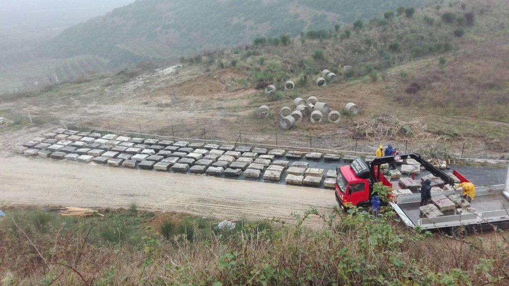 25 αρχιτεκτονικά μέλη, μετά από 21 αιώνες, επιστρέφουν στον αρχαίο περίβολο του Τύμβου Καστά