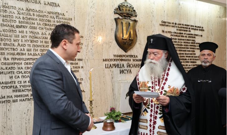 От името на Св. Синод Ловчанският митрополит Гавриил връчи дарение на детското отделение УНГ в ИСУЛ