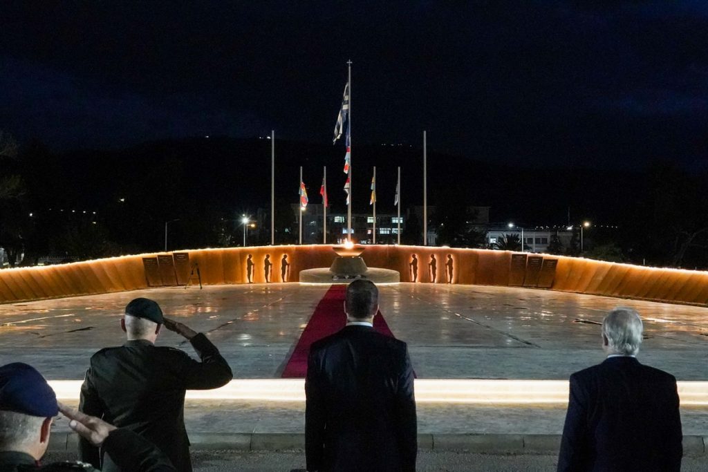 Εγκαινιάστηκε το Μνημείο Αθανάτων του Έθνους – Άσβεστη φλόγα για τους 121.692 πεσόντες στους Αγώνες